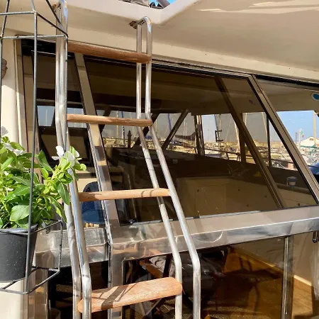 Botel Panaby Houseboat