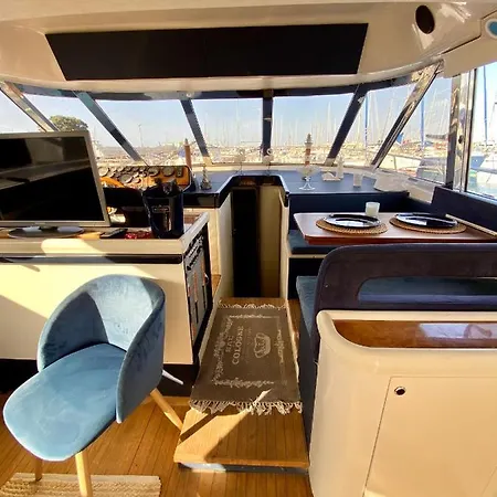 Panaby Houseboat Botel *